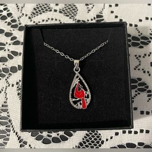 🌸 NEW Elegant Silver Tone Cardinal Teardrop Pendant Necklace